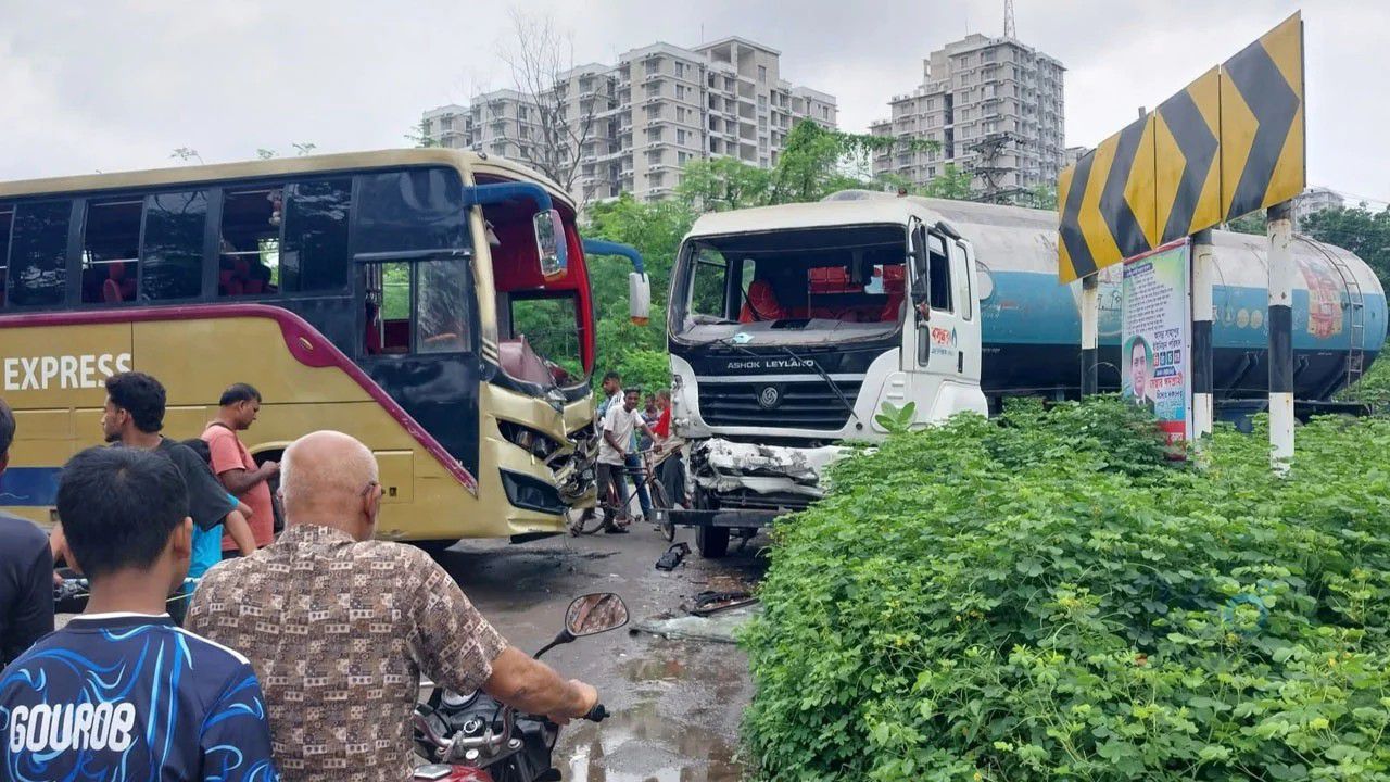 ঈশ্বরদীতে বাস-এলপিজি ট্যাঙ্কার সংঘর্ষ, আহত ১৫